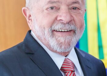 Lula passa por cirurgia cerebral de emergência e permanece em observação na UTI