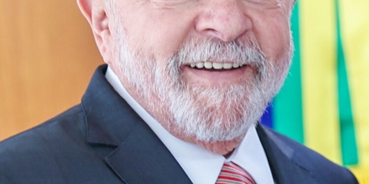 Lula passa por cirurgia cerebral de emergência e permanece em observação na UTI