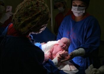 Sofia é a primeira bebê de 2025 em Costa Rica, nascendo em momento simbólico