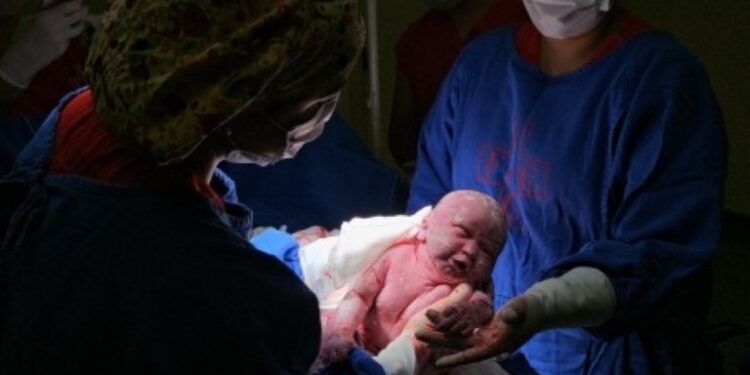 Sofia é a primeira bebê de 2025 em Costa Rica, nascendo em momento simbólico