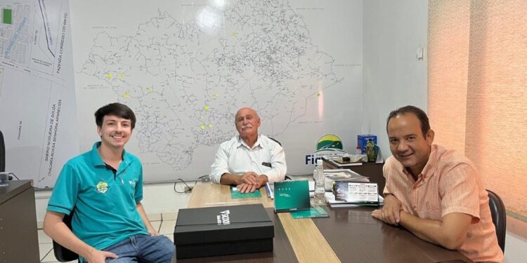 Gerente do Banco Sicoob visita Prefeito e Vice de Figueirão