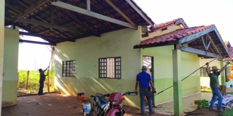 Secretaria de Infraestrutura reforma sala de aula na comunidade dos Melhados em Camapuã