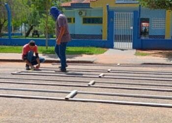 Secretaria de Infraestrutura e Obras reforça segurança viária em frente às escolas de Camapuã