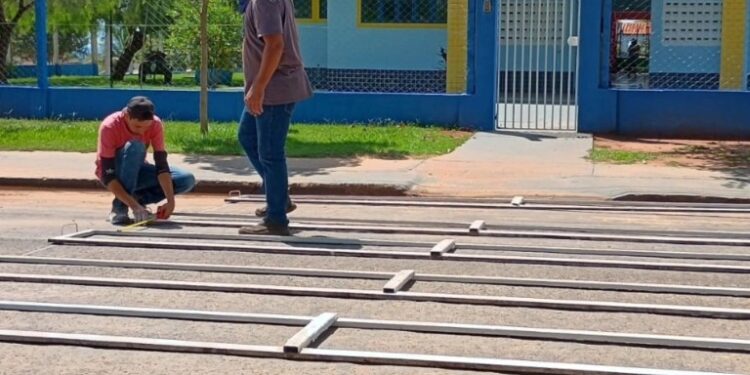 Secretaria de Infraestrutura e Obras reforça segurança viária em frente às escolas de Camapuã
