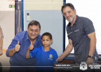 Prefeitura de São Gabriel do Oeste distribui uniformes e prepara kits para 2025