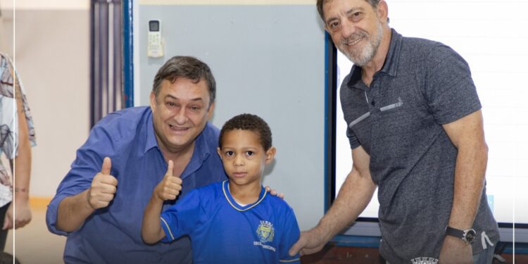 Prefeitura de São Gabriel do Oeste distribui uniformes e prepara kits para 2025