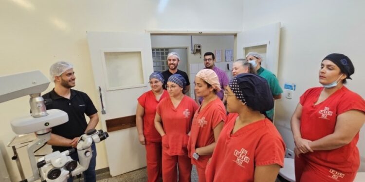 Saúde ocular em Costa Rica recebe impulso com aquisição de microscópio avançado