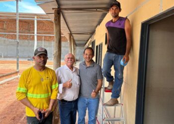 Obras de alojamento em Figueirão recebem visita de Prefeito e Vice