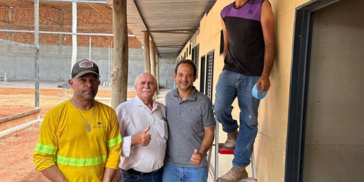 Obras de alojamento em Figueirão recebem visita de Prefeito e Vice