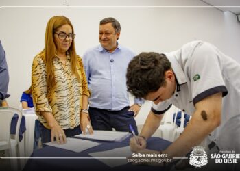 Famílias recebem contratos de primeiro residencial vertical em São Gabriel do Oeste