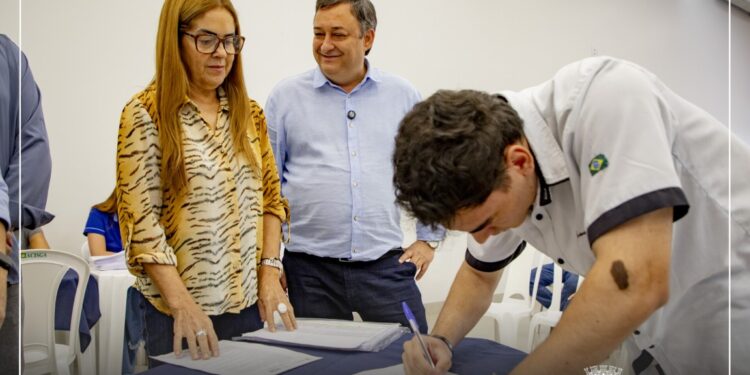 Famílias recebem contratos de primeiro residencial vertical em São Gabriel do Oeste