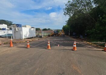 Obras de esgoto interditam vias no centro de Camapuã