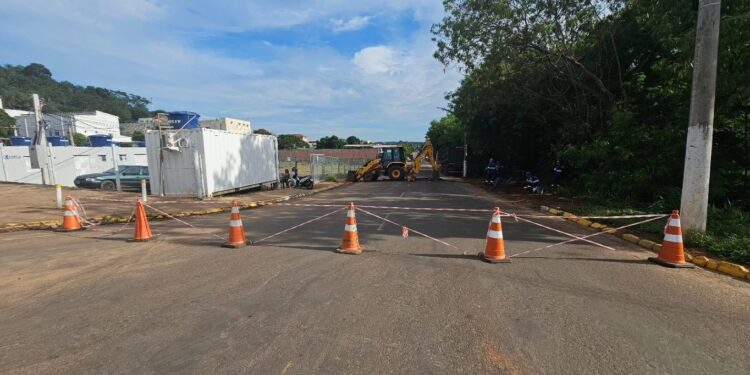 Obras de esgoto interditam vias no centro de Camapuã