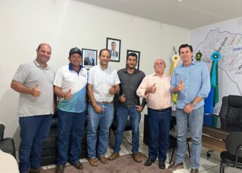 Prefeito e vice-prefeito recebem equipe que vai recapear a MS-436 em Figueirão