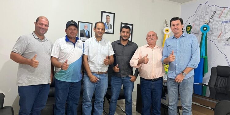 Prefeito e vice-prefeito recebem equipe que vai recapear a MS-436 em Figueirão