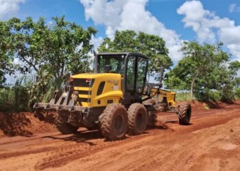 Equipe de Obras de Figueirão realiza patrolamento em vias rurais para garantir transporte escolar