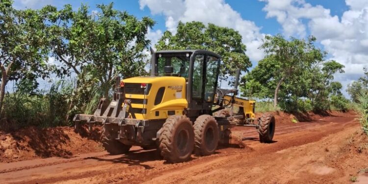 Equipe de Obras de Figueirão realiza patrolamento em vias rurais para garantir transporte escolar