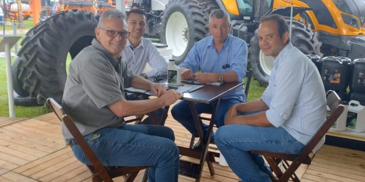 Vice-prefeito de Figueirão participa da abertura da TecnoAgro 2025 em Chapadão do Sul