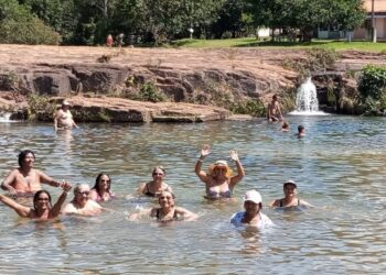 Terceira idade de Figueirão participa de dia de lazer em balneário de Rio Verde