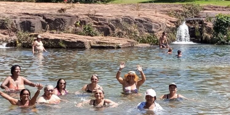 Terceira idade de Figueirão participa de dia de lazer em balneário de Rio Verde