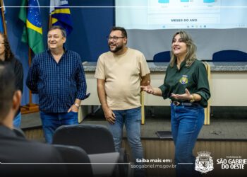Prefeito Leocir Montanha reforça compromisso com a inclusão ao visitar curso de Libras para servidores da saúde