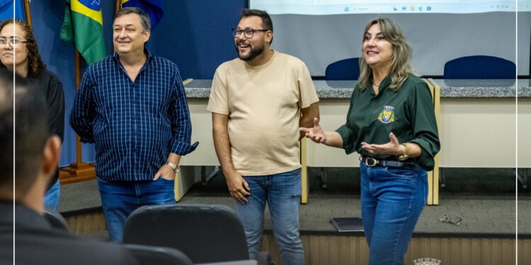 Prefeito Leocir Montanha reforça compromisso com a inclusão ao visitar curso de Libras para servidores da saúde