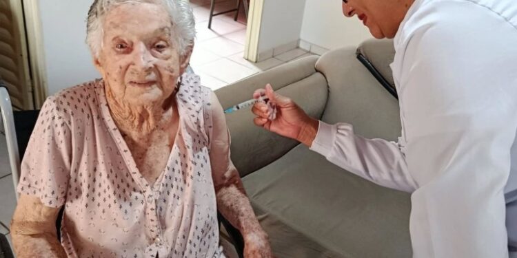 Alcinópolis adota estratégia de vacinação em casa para conter avanço da gripe entre idosos