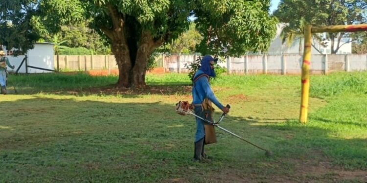 Jean Carlos coordena mutirão de limpeza em escolas e bairros de Camapuã