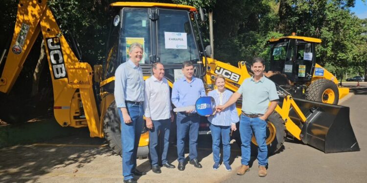 Camapuã recebe retroescavadeira nova e reforça apoio à zona rural