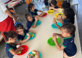 Atividade de Educação Alimentar e Nutricional envolve estudantes de Figueirão em preparo de sanduíches saudáveis