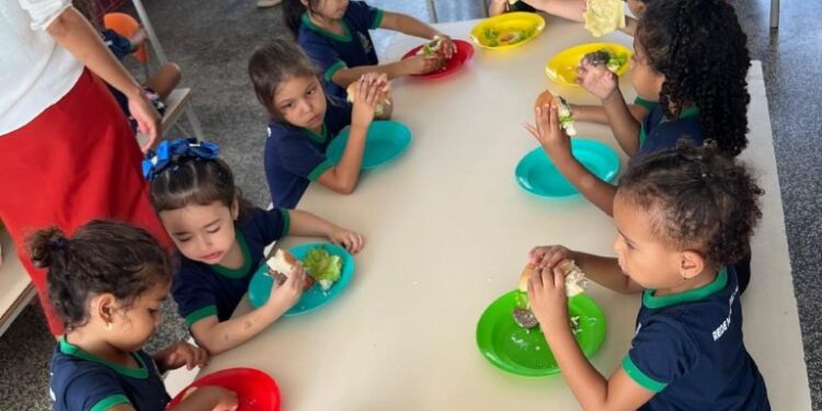 Atividade de Educação Alimentar e Nutricional envolve estudantes de Figueirão em preparo de sanduíches saudáveis