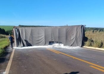 Rodovia entre Paraíso das Águas e Pouso está interditada após tombamento de carreta com calcário