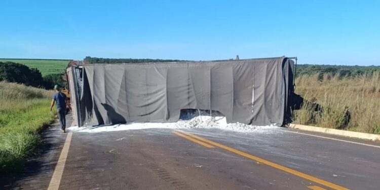 Rodovia entre Paraíso das Águas e Pouso está interditada após tombamento de carreta com calcário