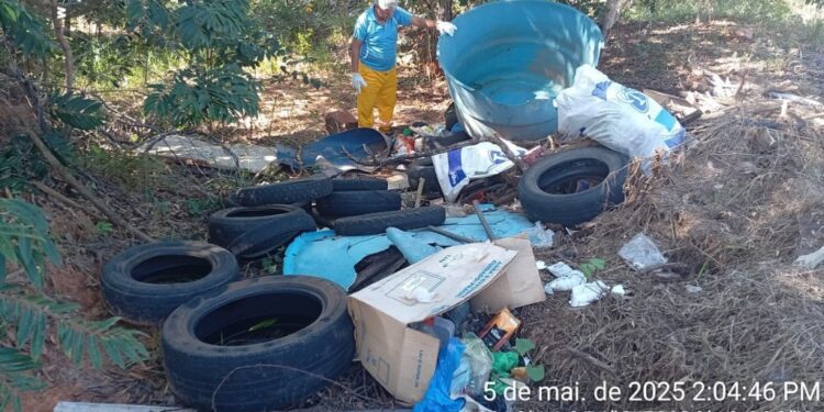 Mutirão retira lixo descartado irregularmente no Assentamento Santa Fé, em Alcinópolis