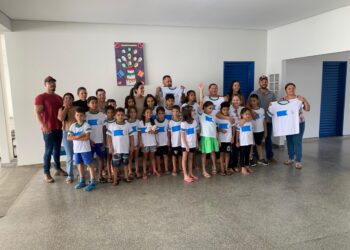 Alcinópolis distribui uniformes no CACA e fortalece apoio ao desenvolvimento infantil