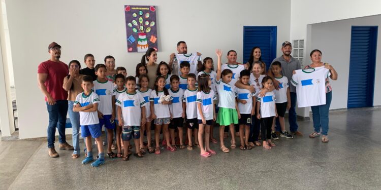 Alcinópolis distribui uniformes no CACA e fortalece apoio ao desenvolvimento infantil