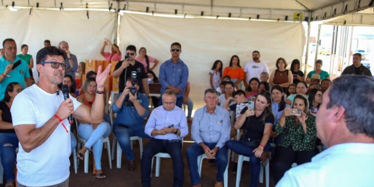 Famílias de Costa Rica recebem novas casas com apoio de programa habitacional do FGTS