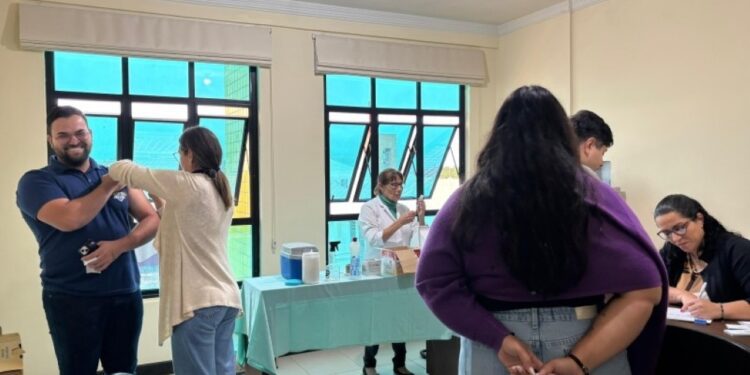 Servidores municipais são vacinados contra influenza em ação local de saúde