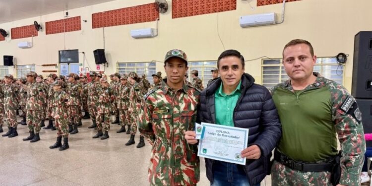 Jovens do Projeto Florestinha são promovidos em evento solene em Costa Rica