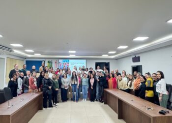 Câmara municipal recebe criação de rede voltada ao diagnóstico e acolhimento