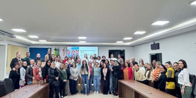 Câmara municipal recebe criação de rede voltada ao diagnóstico e acolhimento