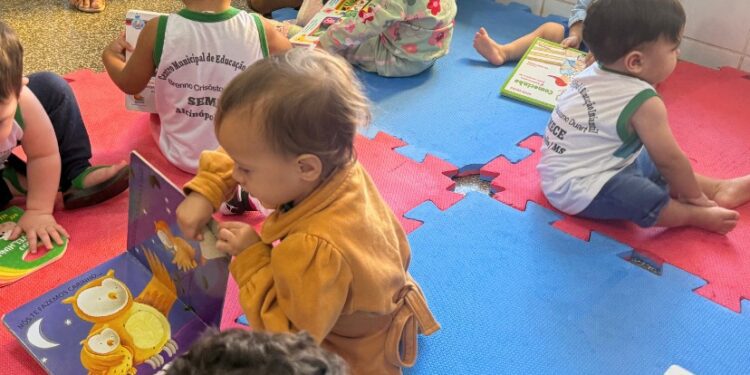 “Sacolinha da Leitura” promove desenvolvimento cognitivo e emocional de bebês em Alcinópolis