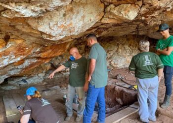 Weliton Guimarães acompanha de perto escavações na Gruta da Mesa e destaca valor histórico da região