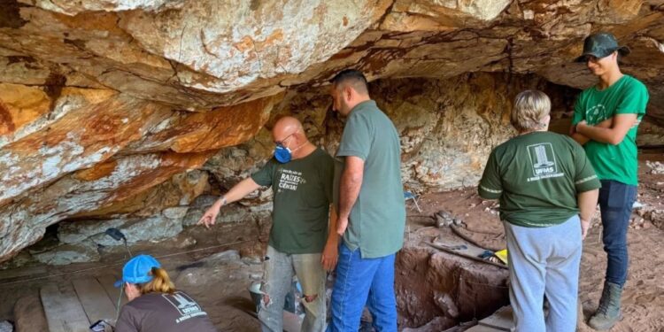 Weliton Guimarães acompanha de perto escavações na Gruta da Mesa e destaca valor histórico da região