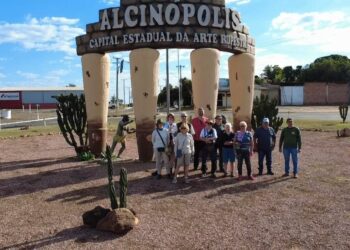 Grupo europeu visita rota arqueológica de Alcinópolis e surpreende-se com fauna local