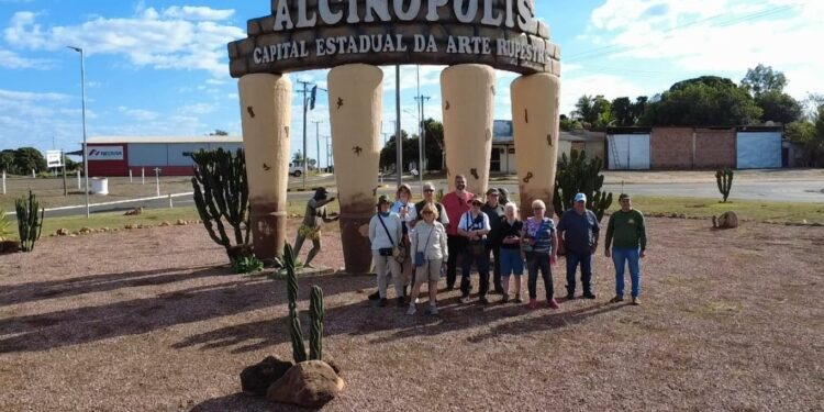 Grupo europeu visita rota arqueológica de Alcinópolis e surpreende-se com fauna local