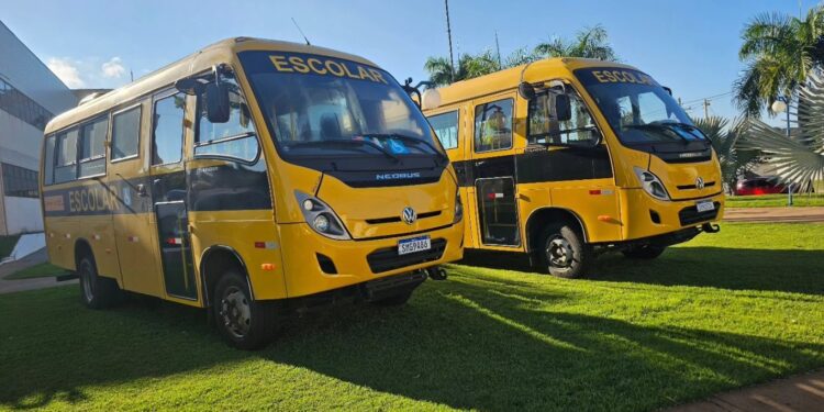 Duas novas unidades equipadas de ônibus escolares reforçam estrutura em Camapuã