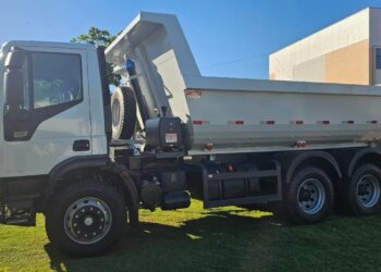 Secretário Jean Carlos comemora novo caminhão 0km para infraestrutura de Camapuã