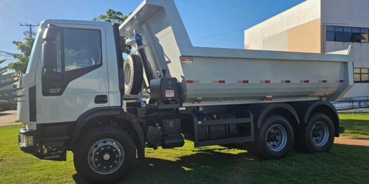 Secretário Jean Carlos comemora novo caminhão 0km para infraestrutura de Camapuã