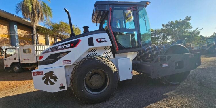 Secretaria de Obras e Infraestrutura adquire novo rolo compactador para Camapuã